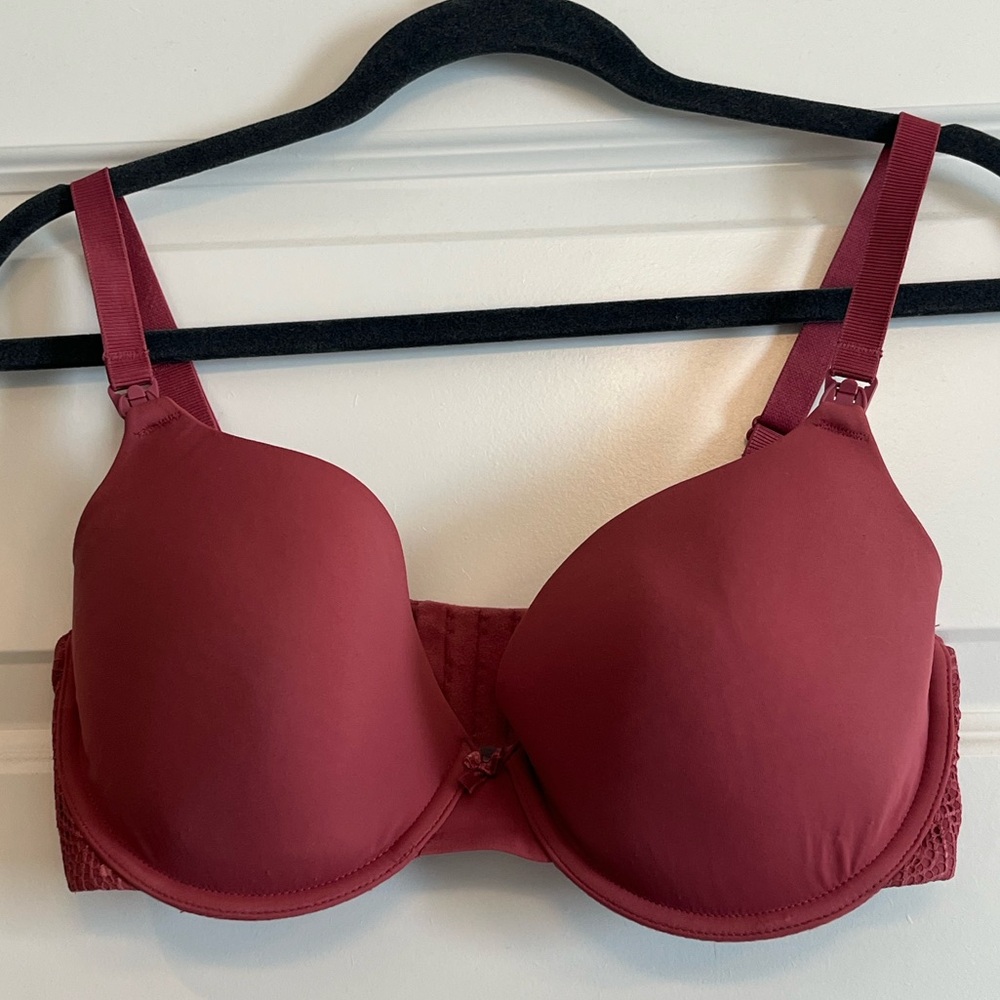 Motherhood Maternity Nursing Bra. 34DDD lightly lined with lace accents